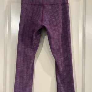 Lululemon cropped Wunderlust purple and blue print. Size 4